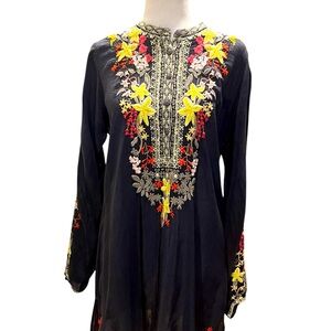 Johnny Was elegant embroidered blouse. Size XS